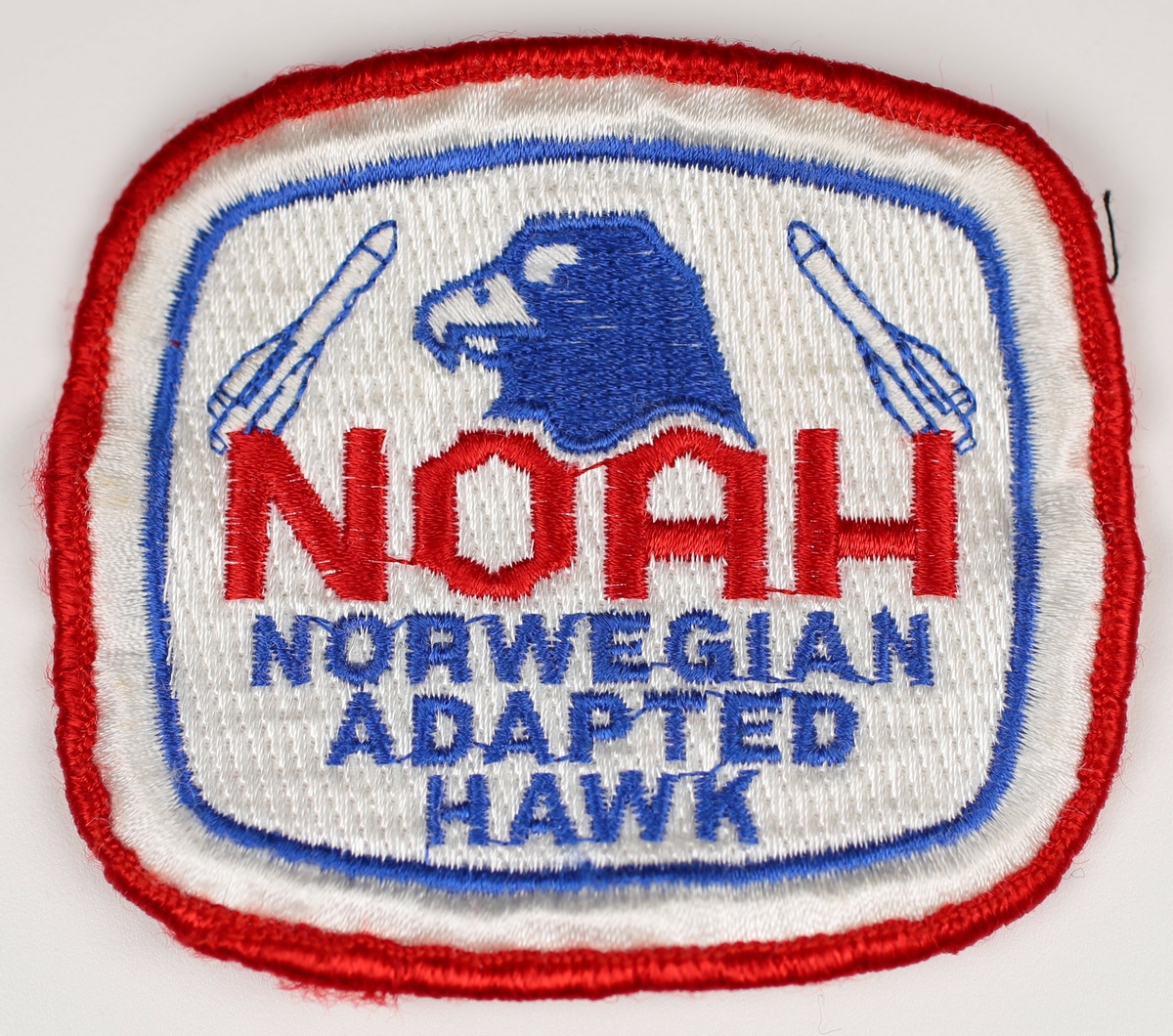 Luftvernmissil og Hauk på hvit bakgrunn.