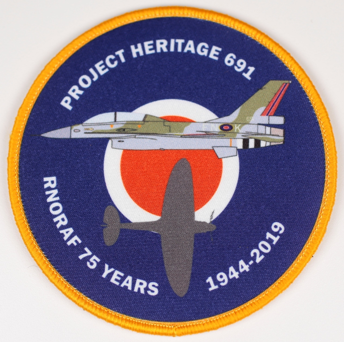 Patch utgitt ifm Luftforsvarets 75-års jubileum. Motivet er en F-16 og en Spitfire med nasjonal merke som bakgrunn.