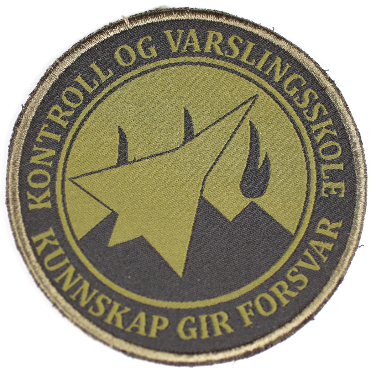 Varder med flammer på grønn bakgrunn, omriss av fly i forgrunn. Hele motivet er i grønt og sort.