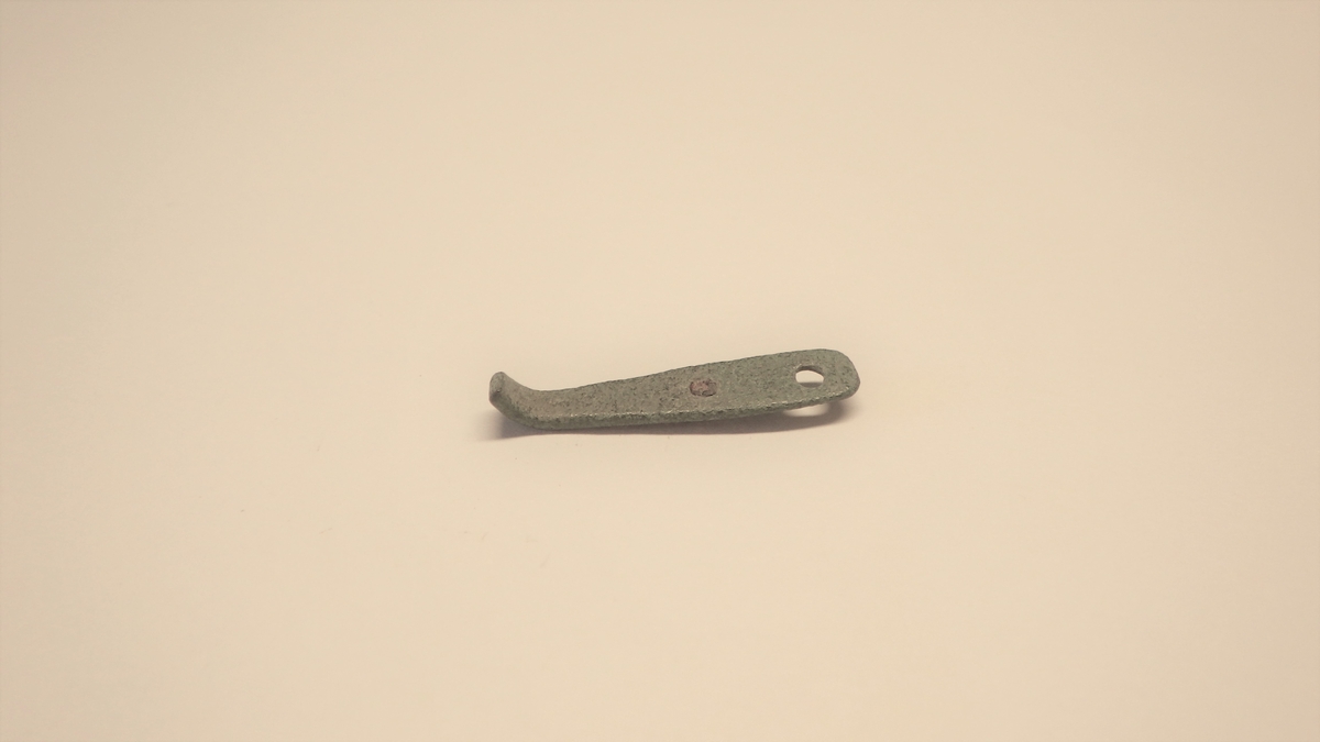 MALV: L. 25  B. 5 MM, TUNGEFORMET, UTEN DEKOR. 2 HULL HVOR DET ENE HARISITTENDE STIFT. DEN ENE ENDEN BØYET OG BRUKKET. 