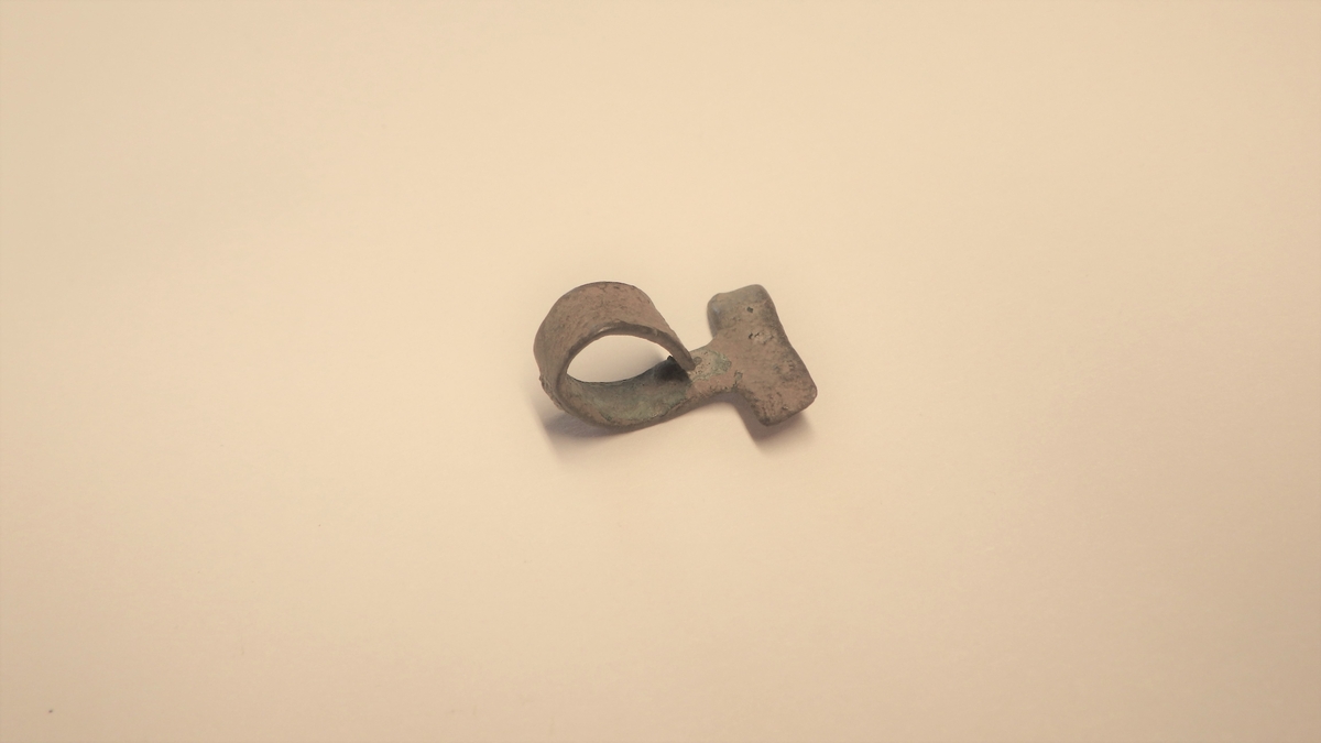 MALV: ST. L. 17  B. 14 MM, T-FORMET. UTEN DEKOR. 