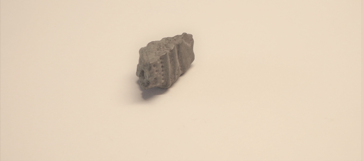 MALV: 17*9*9 MM, STØPT FRAGMENT. DEKOR PÅ ENE SIDEN. 
