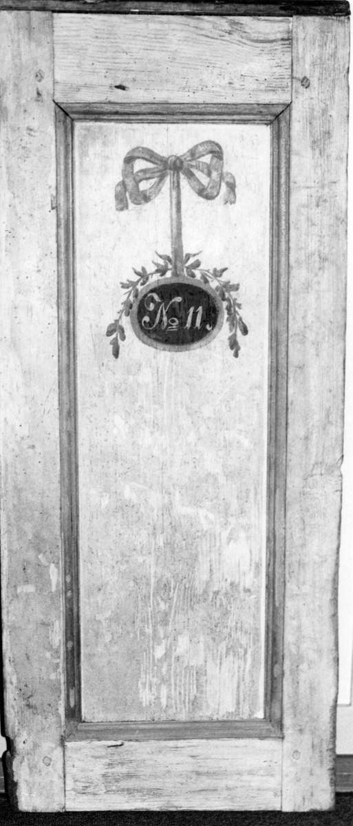 Slättåkra sn. Slättåkra kyrka.
Foto 1-2 Kyrkomålare P Hallbergs tolkning av bibeltexterna som han 1801 målade på läktarbröstningen i Slättåkra kyrka.
Foto 3 En av läktarbröstningens målningar. Se Halland 1985 sidan 12.
Foto 4 Målarmästare P Hallbergs tolkning av Kristi himmelsfärd. Se Halland 1985 sidan 10.
Foto 5-6 Bänkdörrar i Slättåkra kyrka från 1767, målade 1801 av kyrkomålaren P Hallberg, Halmstad.