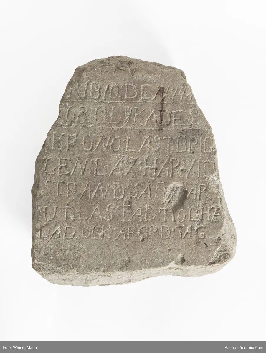 KLM 21387. Minnessten. Av kalksten. Inskription: ÅR 1810 DEN: 14. FÖROLYCKADES KRONOLASTBRIGGEN LAX: HÄRVID STRAND SAMT ÄR UTLASTAD: OCH TIÖLHALAD OCK AF GRD TAG.