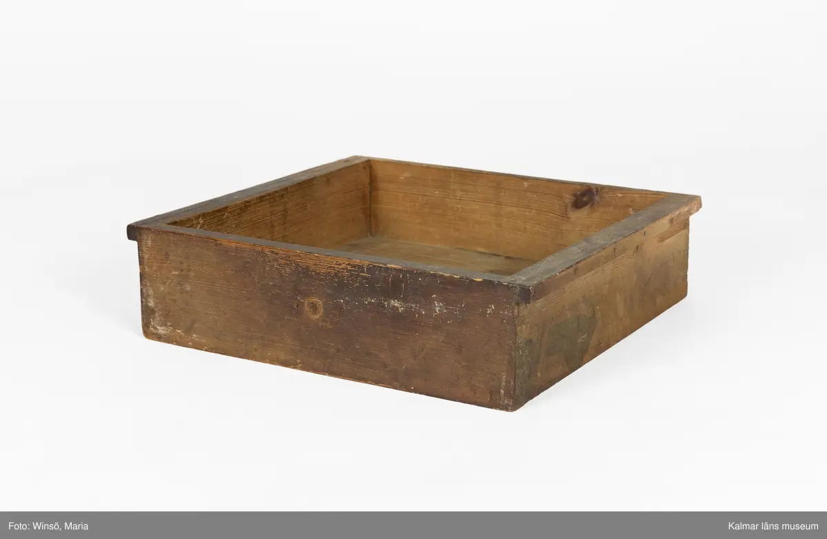 KLM 24993:4:1-6. Arbetsbord, urmakarbord. 6 delar. Möbeln har varit platsbyggd och går ej att montera ihop. Av trä, målad med röd färg. Bordsskiva (:1) med rektangulär form och avfasade kortsidor. På undersidan plats för två utdragslådor. På ovansidan till höger sitter ett skruvstäd av järn fastskruvat. Till bordsskivan finns två lösa ben (:2-:3) som upptill suttit fast på främre delen av skivans undersida, fötterna har varit fastspikade i en vägg. Till bordet hör också ett hyllplan (:4) som suttit under bordsskivan, vilande på benen. Till bordet finns två utdragslådor (:5-:6).