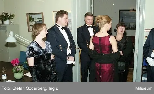 Höstmiddag på Ing 2 Officersmäss. Från vänster kapten Bo Kenneth Knutsson, Ing 2 och hans dam (okänd), generalmajor och rikshemvärnschef Alf Sandqvist, med sin dam (okänd), okänd.