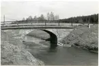 Östervåla sn, Heby kn.
Stenbro över Bjurvallsbäcken, 1995.