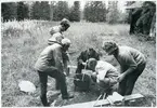 Östervåla sn, Heby kn, Borgen.
Några personer runt en gryta vid Borgens fäbodvall, 1970.