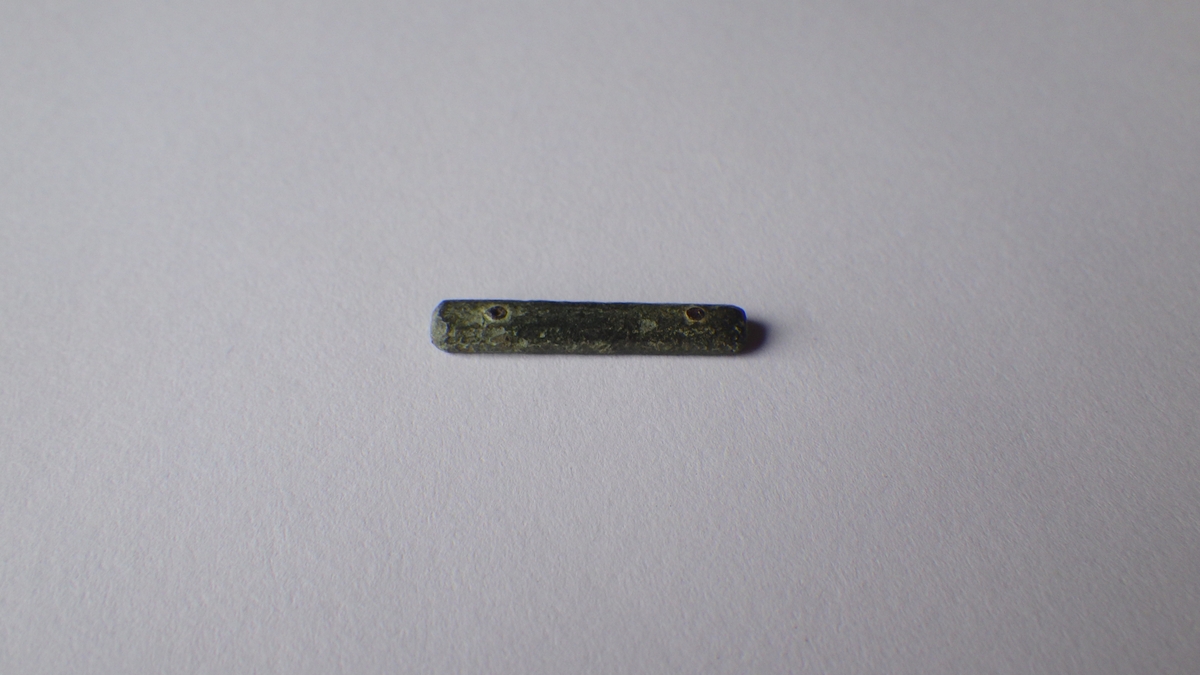 MALV: 21, 4*3, 8 MM, BÅNDFORMET MED HULL I BEGGE ENDER - MED RESTER AVSTIFTER. 