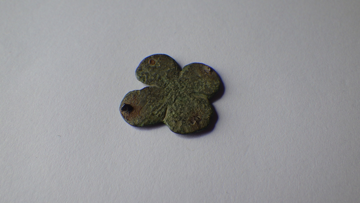 4-KLØVERFORMET MED EN STIFT SITTENDE I HVERT BLAD. 