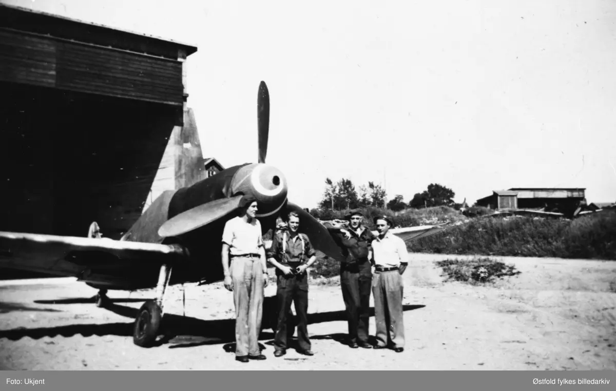 Tysk fly av typen Messerschmitt Me 109 på Rygge flyplass i 1945. Personene er ukjente.