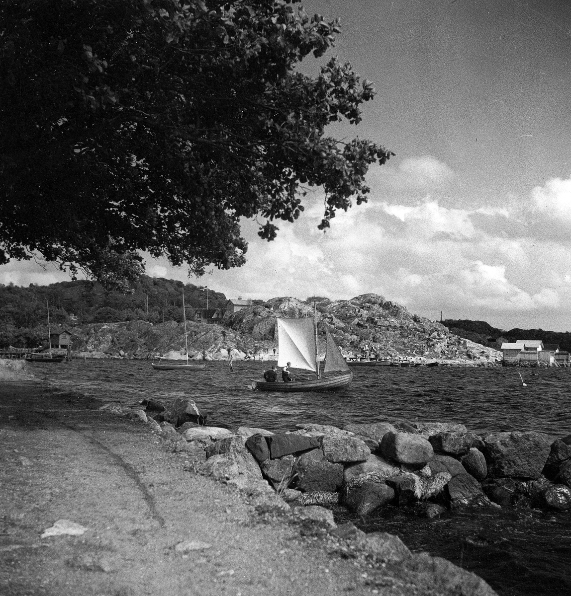 Släps sn. Särö.
Foto 1 och 2 Strandpromenaden på Särö, södra sidan mellan Gövik och Bassängerna.
Foto 3 Strandpromenaden på Särö, södra sidan.
Foto 4 Strandpromenad på södra sidan.
Foto 5 Mot fastlandet, från strandpromenaden på sydöstra delen.