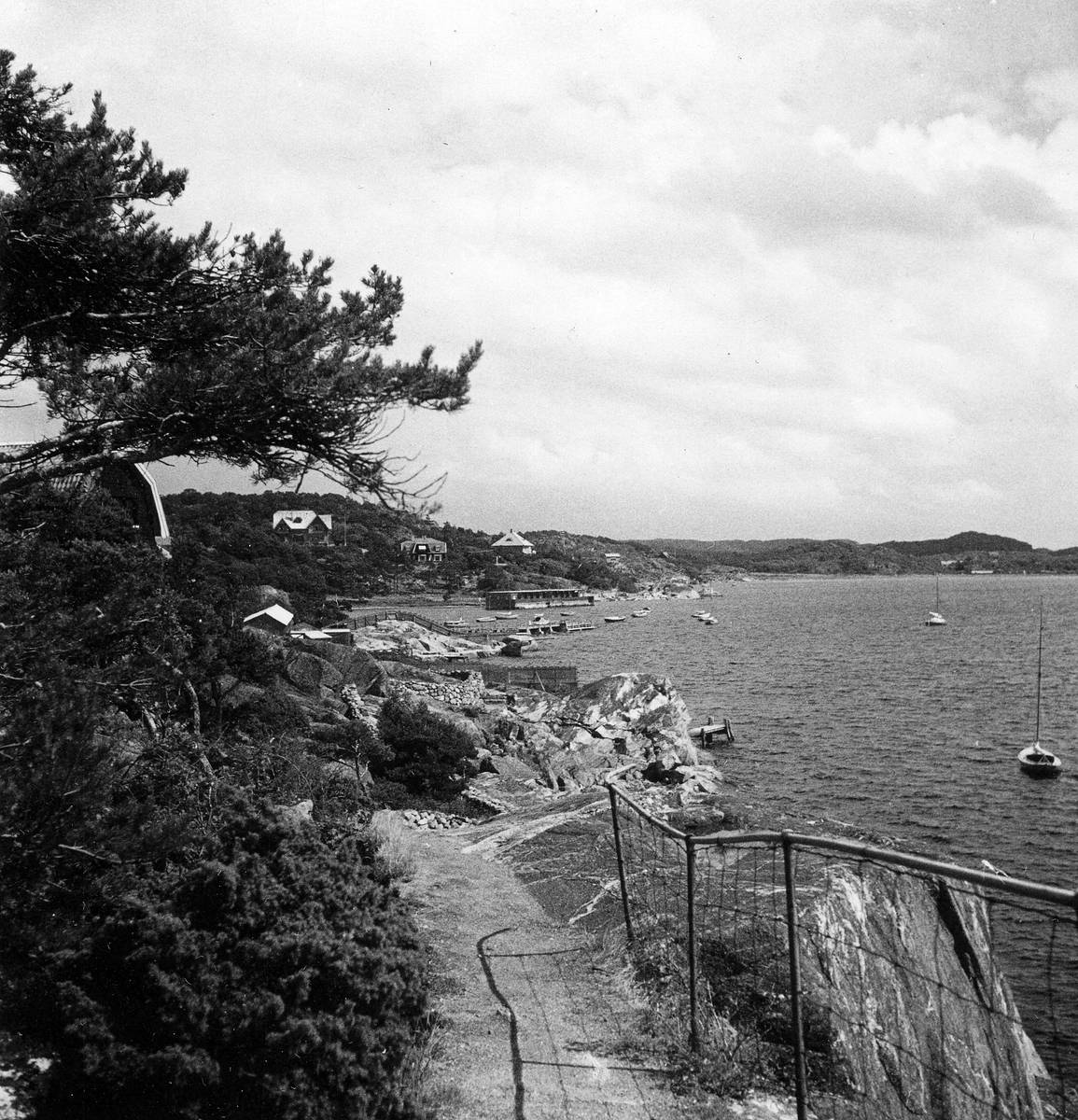 Släps sn. Särö.
Foto 1 och 2 Strandpromenaden på Särö, södra sidan mellan Gövik och Bassängerna.
Foto 3 Strandpromenaden på Särö, södra sidan.
Foto 4 Strandpromenad på södra sidan.
Foto 5 Mot fastlandet, från strandpromenaden på sydöstra delen.