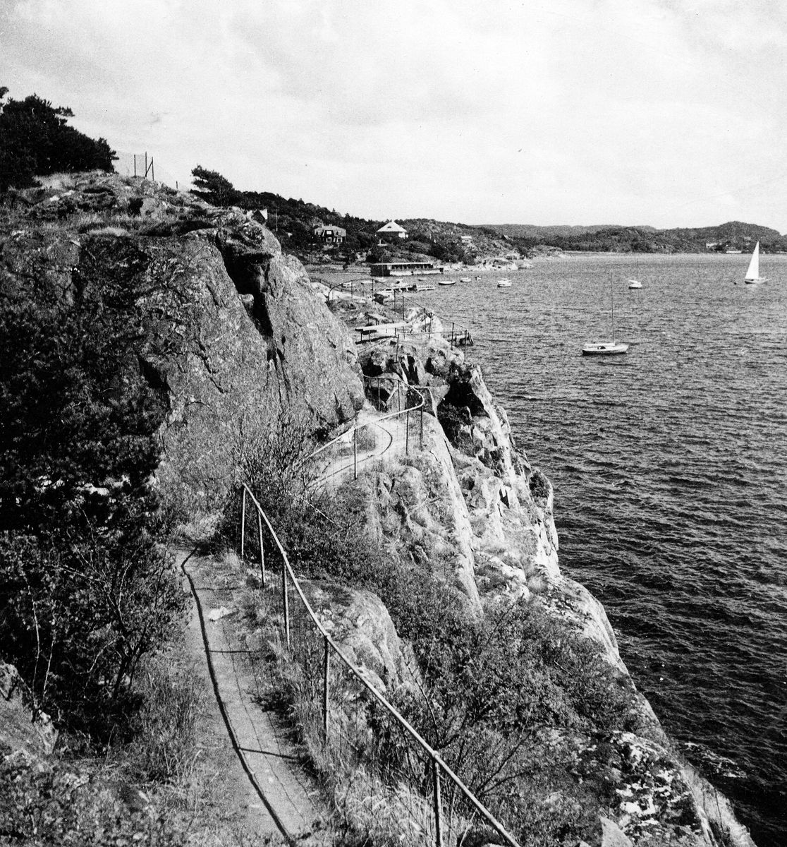 Släps sn. Särö.
Foto 1 och 2 Strandpromenaden på Särö, södra sidan mellan Gövik och Bassängerna.
Foto 3 Strandpromenaden på Särö, södra sidan.
Foto 4 Strandpromenad på södra sidan.
Foto 5 Mot fastlandet, från strandpromenaden på sydöstra delen.