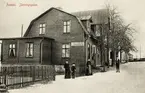 Bostadshus m.m., Järnvägsgatan, Åseda, ca 1902. I huset i förgrunden inrymdes 