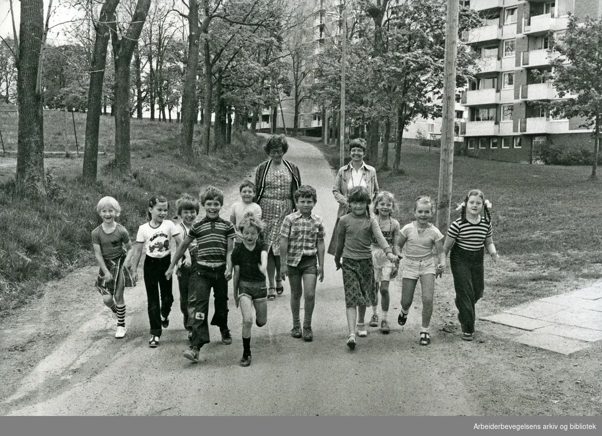 Barnehagetantene (som det het i 1980) Ragnhild Minotti og Berit Amundsen med en flokk barn fra Sørlihellinga barnehage på Tveita..Foto Timmie Skotaam, mai 1980.