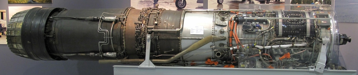 Jetmotor montert på stativ.