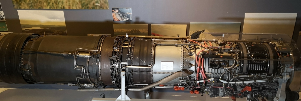 Jetmotor montert på stativ.