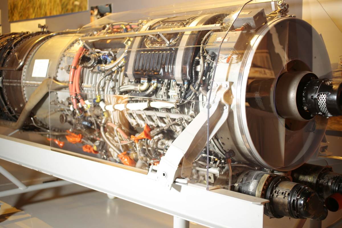Jetmotor montert på stativ.