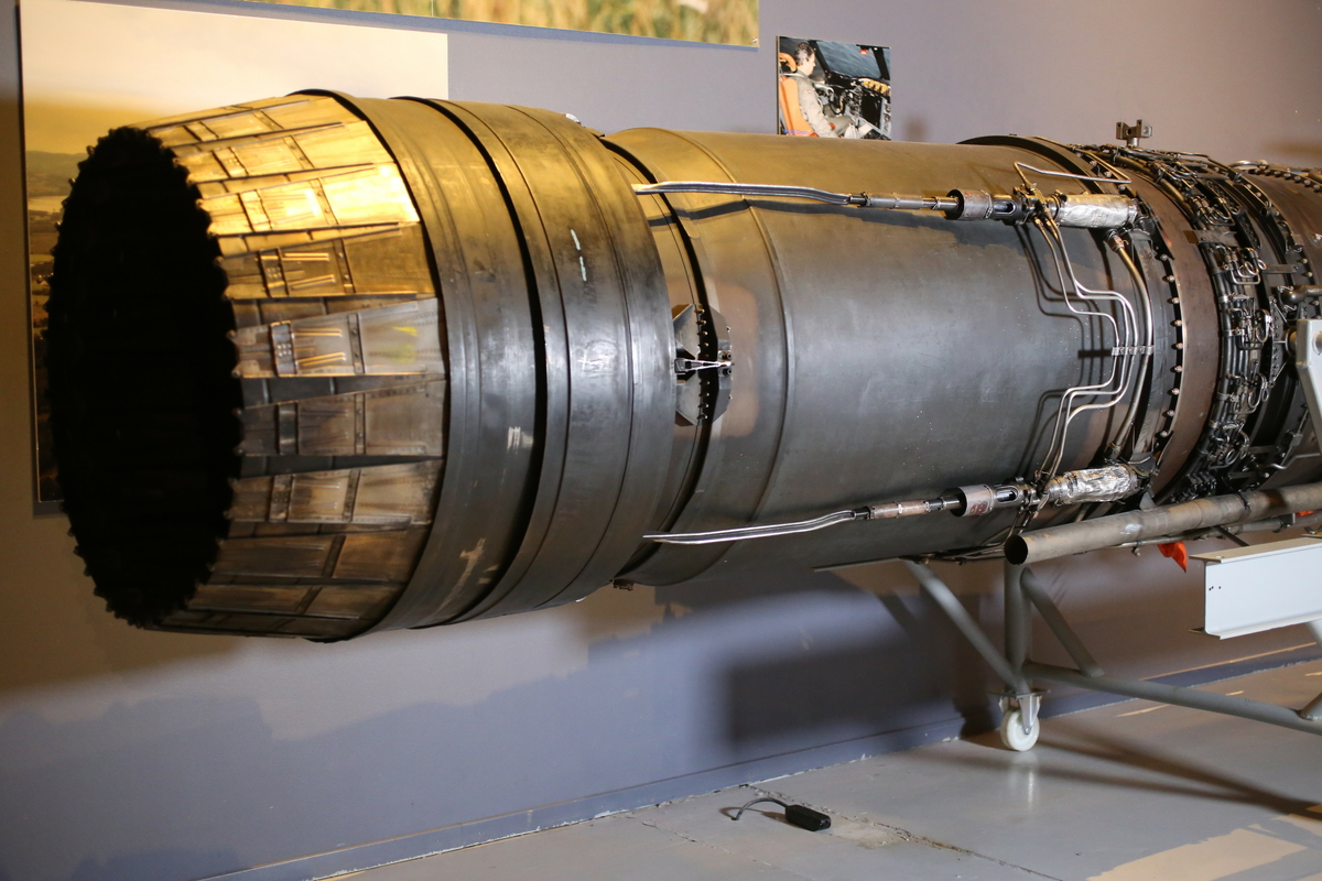 Jetmotor montert på stativ.
