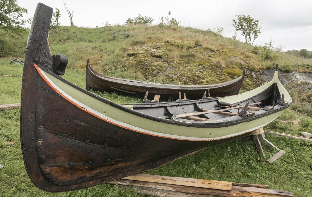 Denne treroringen er en Nordlandsbåt av krumstemningstypen, klinkbygd av gran i Rana. Den har vært rigget med råseil, men den er veldig smal og var ansett som bedre å ro enn å seile. Den er beregnet på tre par årer. På innsiden er båtsaumen klinket over underlagsskiver eller "rør" (ei "roe"), av noe uregelmessig firkantet fasong. Båtbyggeren har klippet disse til for hånd, av bandjern. I nyere båter er roa fabrikkstanset, og rund av fasong. Fire bordganger utenom kjøl og kjølbord. Fire tofter. Båten har opprinnelig hatt tre par faste keiper til å ro i, istedenfor tolleganger. Keipene er utformet av passende trestykke fra naturlige grenkløfter på treet. Keipene hadde opprinnelig hammelband, som kunne være laget av vidjer, tau eller skinn. Særlig var oksepeiser ettertraktet på grunn av sin slitesterkhet. I 2019 ble nye hammelband lagd av elgpeis. Esingen er svært bred, med kraftig kant øverst. Det er utført flere reparasjoner med tretein og sinkplater, og det er slitemerker etter hælene til roerne i bunnen. Båten har bumerke etter initialene til Nils Hermansen Husvær (1825-1907). NHHV.   