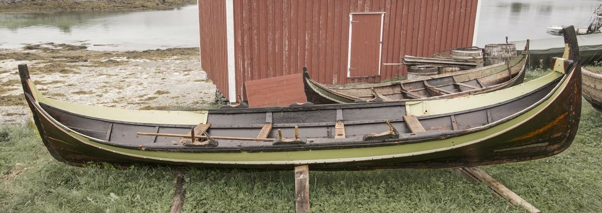 Denne treroringen er en Nordlandsbåt av krumstemningstypen, klinkbygd av gran i Rana. Den har vært rigget med råseil, men den er veldig smal og var ansett som bedre å ro enn å seile. Den er beregnet på tre par årer. På innsiden er båtsaumen klinket over underlagsskiver eller "rør" (ei "roe"), av noe uregelmessig firkantet fasong. Båtbyggeren har klippet disse til for hånd, av bandjern. I nyere båter er roa fabrikkstanset, og rund av fasong. Fire bordganger utenom kjøl og kjølbord. Fire tofter. Båten har opprinnelig hatt tre par faste keiper til å ro i, istedenfor tolleganger. Keipene er utformet av passende trestykke fra naturlige grenkløfter på treet. Keipene hadde opprinnelig hammelband, som kunne være laget av vidjer, tau eller skinn. Særlig var oksepeiser ettertraktet på grunn av sin slitesterkhet. I 2019 ble nye hammelband lagd av elgpeis. Esingen er svært bred, med kraftig kant øverst. Det er utført flere reparasjoner med tretein og sinkplater, og det er slitemerker etter hælene til roerne i bunnen. Båten har bumerke etter initialene til Nils Hermansen Husvær (1825-1907). NHHV.   