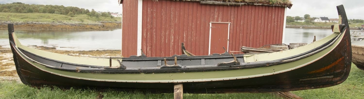 Denne treroringen er en Nordlandsbåt av krumstemningstypen, klinkbygd av gran i Rana. Den har vært rigget med råseil, men den er veldig smal og var ansett som bedre å ro enn å seile. Den er beregnet på tre par årer. På innsiden er båtsaumen klinket over underlagsskiver eller "rør" (ei "roe"), av noe uregelmessig firkantet fasong. Båtbyggeren har klippet disse til for hånd, av bandjern. I nyere båter er roa fabrikkstanset, og rund av fasong. Fire bordganger utenom kjøl og kjølbord. Fire tofter. Båten har opprinnelig hatt tre par faste keiper til å ro i, istedenfor tolleganger. Keipene er utformet av passende trestykke fra naturlige grenkløfter på treet. Keipene hadde opprinnelig hammelband, som kunne være laget av vidjer, tau eller skinn. Særlig var oksepeiser ettertraktet på grunn av sin slitesterkhet. I 2019 ble nye hammelband lagd av elgpeis. Esingen er svært bred, med kraftig kant øverst. Det er utført flere reparasjoner med tretein og sinkplater, og det er slitemerker etter hælene til roerne i bunnen. Båten har bumerke etter initialene til Nils Hermansen Husvær (1825-1907). NHHV.   