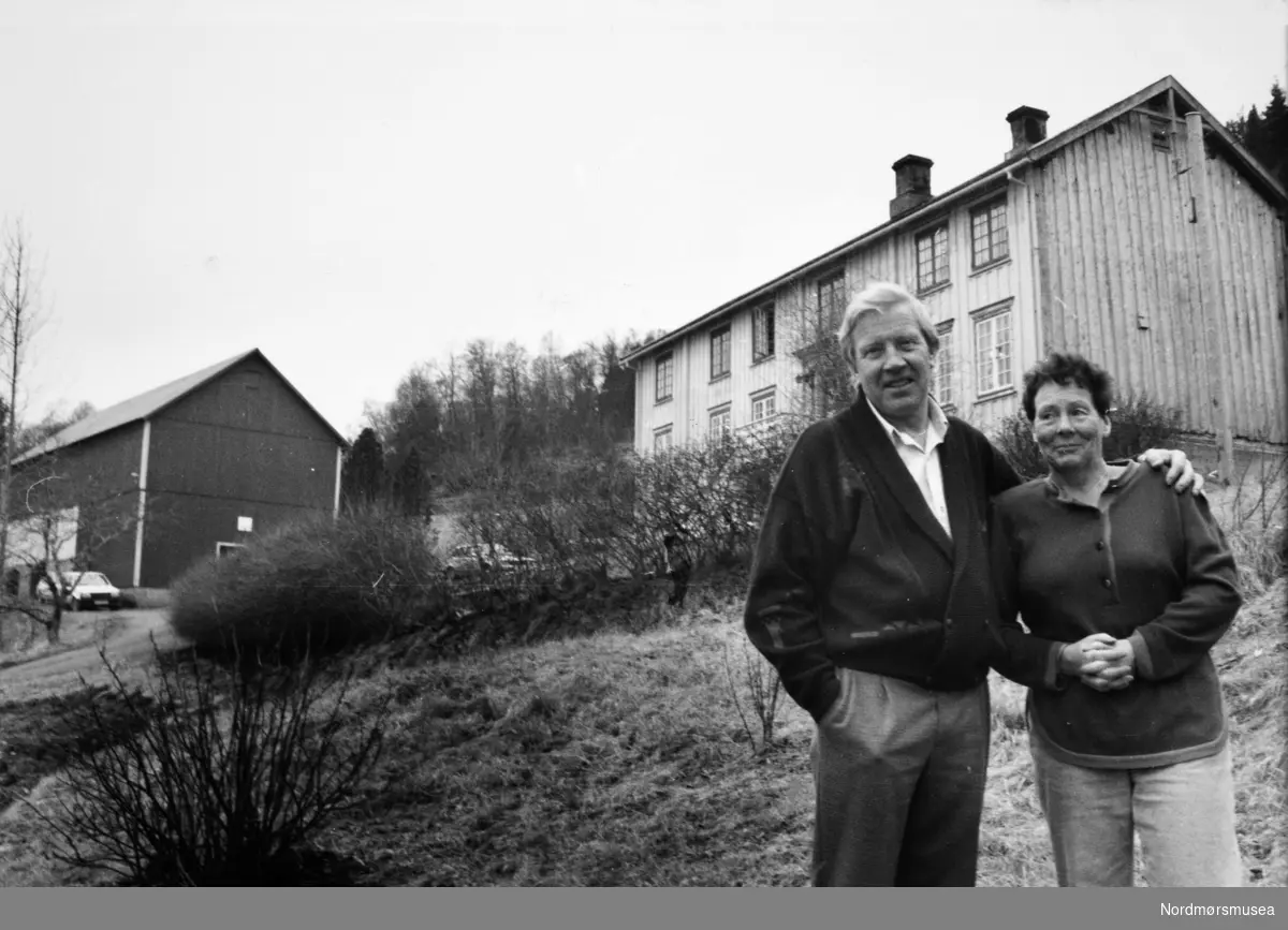 Knut Baardset, ordfører i Aure. hjemme på garden. Knut Baardset ble født 18. februar 1938. Han ble 82 år gammel. Død 2020.

«Knut Baardset var ordfører i Aure sammenhengende i 21 år, fra 1985 til 2006. Han var en svært markant og engasjert politiker, også i årene etter han var ordfører».

Baardset vokste opp på Bårdset i Foldfjorden, på Ertvågsøya i Aure kommune. Han var sentral i utbyggingen av industriområdet Tjeldbergodden og bro-infrastrukturen som binder Aure kommune sammen.

Han mottok Orkidéprisen i 1993 og Kongens fortjenstmedalje i gull i 2006. Bildet er fra avisa Tidens Krav sitt arkiv i tidsrommet 1970-1994. Nå i Nordmøre museums fotosamling.