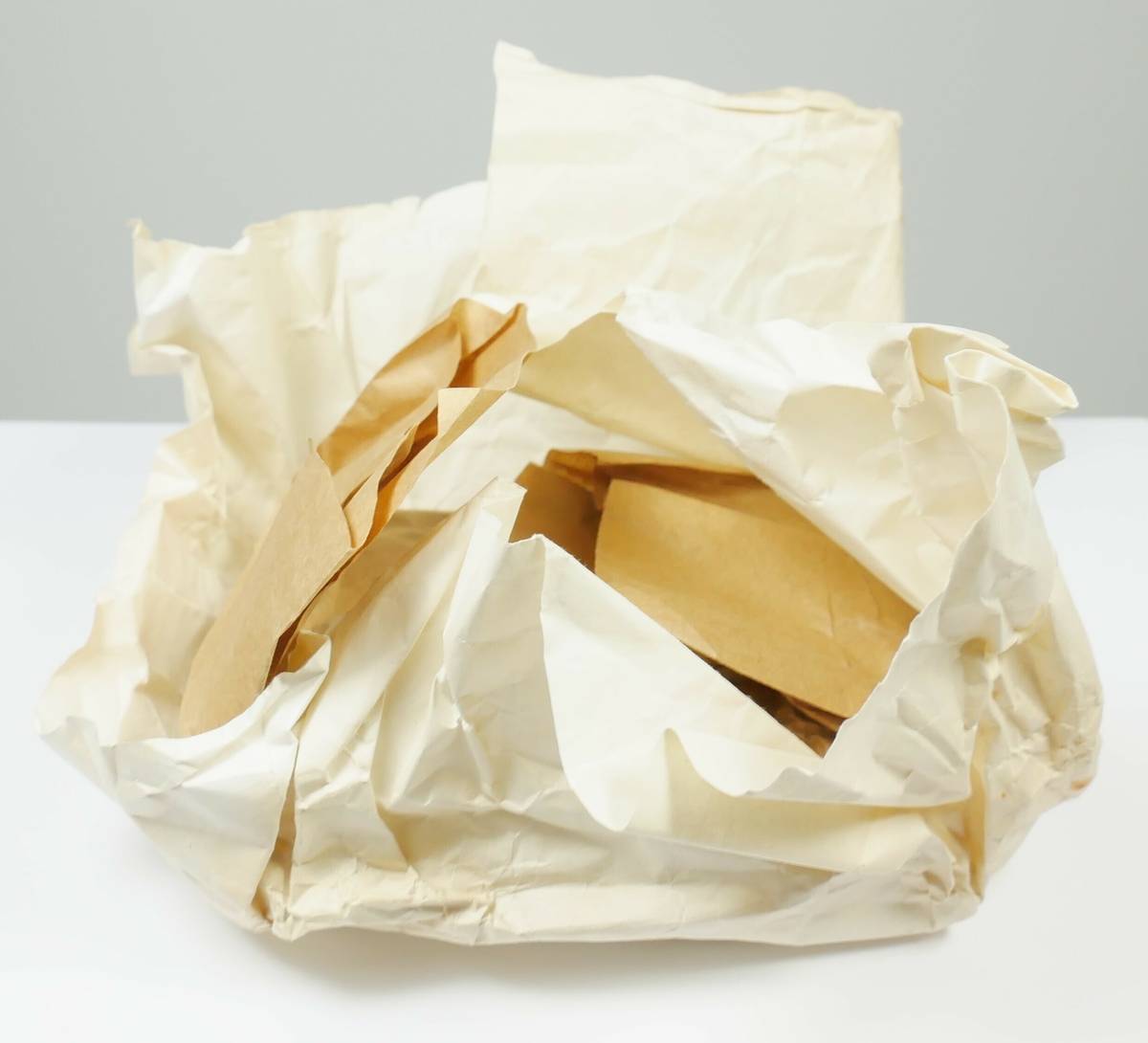 Fiskekroker i en rektangulær emballasje av papir. 