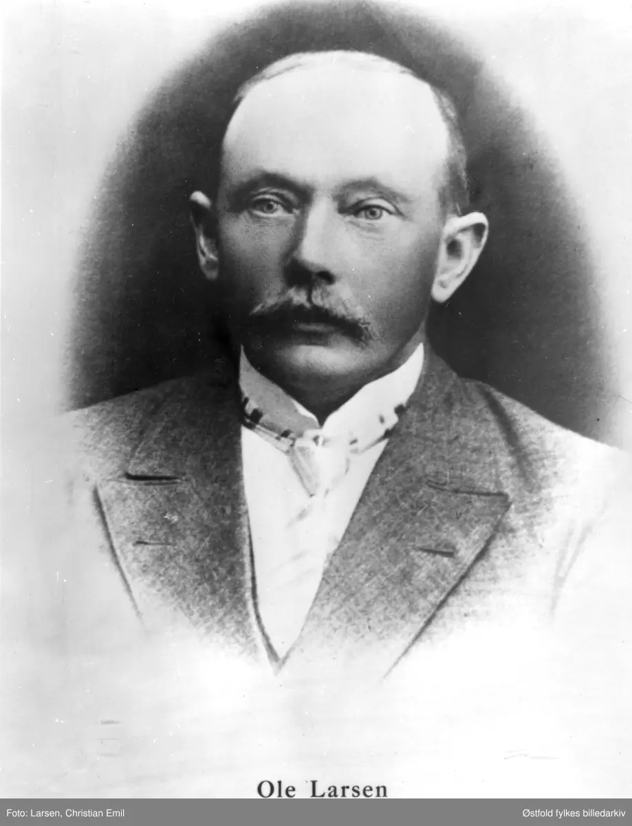 Ordfører Ole Larsen Småberg. Ordfører i Varteig fra 1918-1919. Småberg var gårdbruker. Omkom i en kjøreulykke i i 1919 på Sarpebrua, hesten ble skremt av toget og støtte mot et brukar.