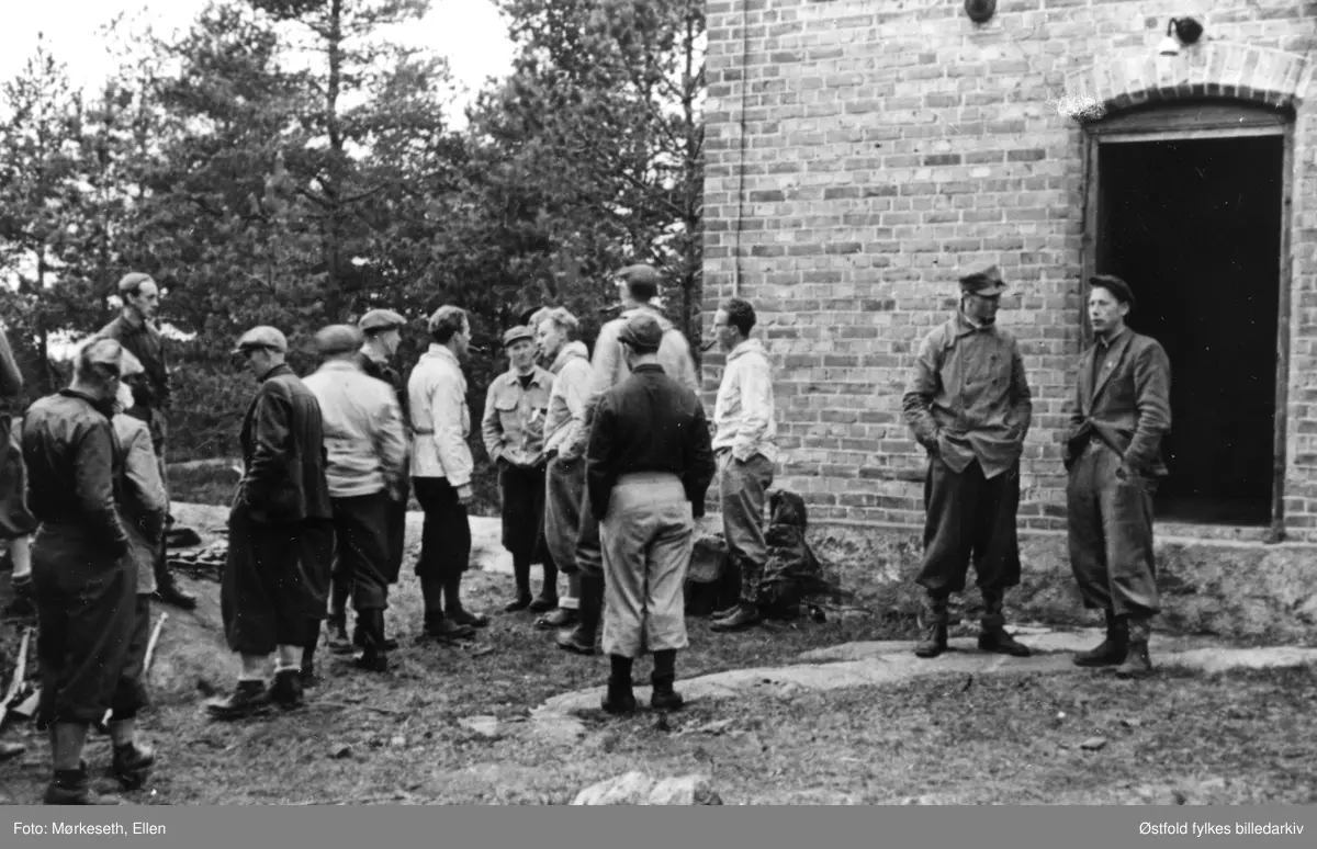 Hjemmefrontgutter, på Ise i Varteig. bildet er fra ca. 5. - 6. mai 1945, ved elektrisitetsverkets kiosk på Ise. Nr. 3 barhodet er Oddvar Vevling, Ole Dalene, NN, NN, NN, Odd Sandaker, helt til h. Kristian Bråthen og Stanley Øby. De andre er fra Hafslund, med ryggen til Reidar Bergby.