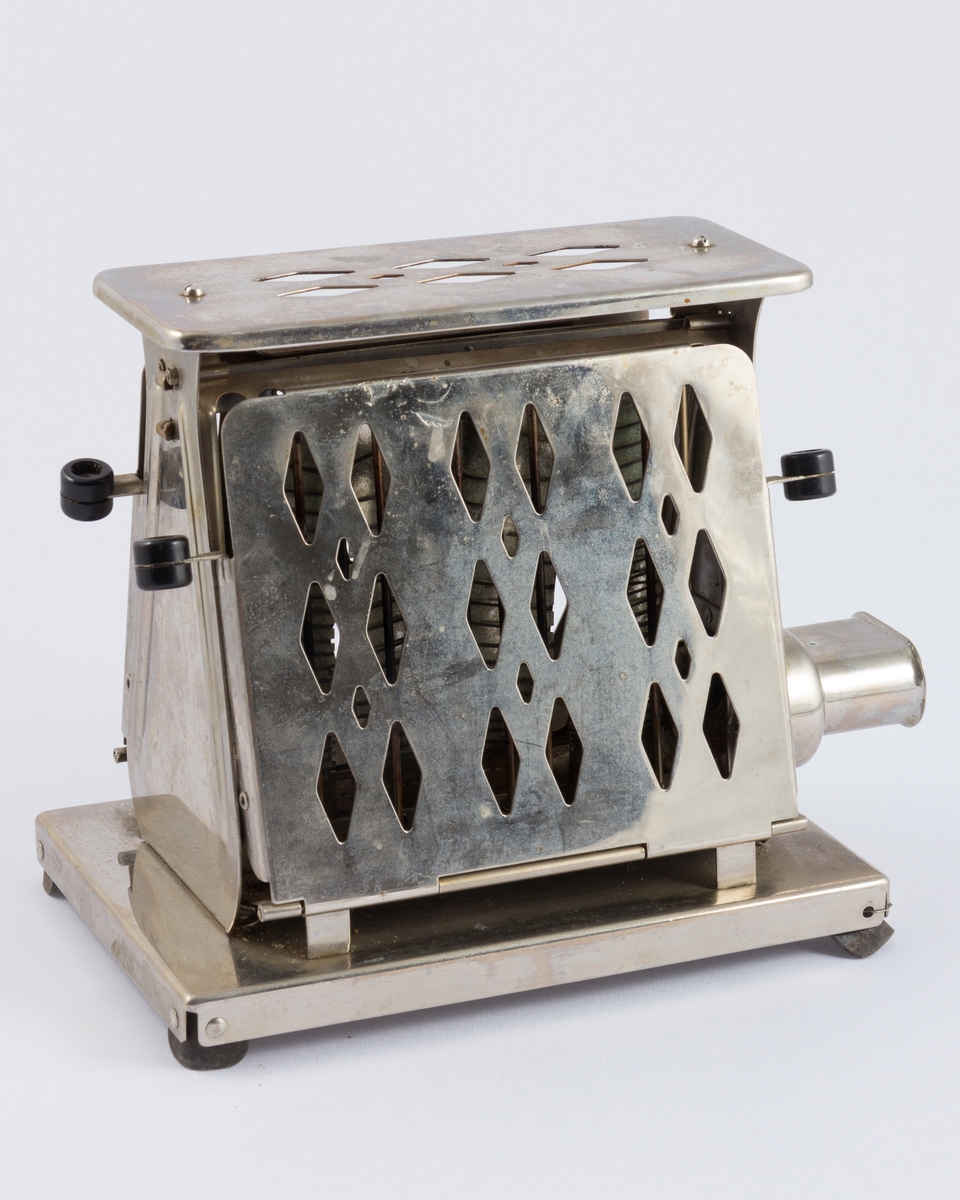 Brødrister framstilt i forkrommet metall. Sideinnlegg. Ledning med støpsel mangler.