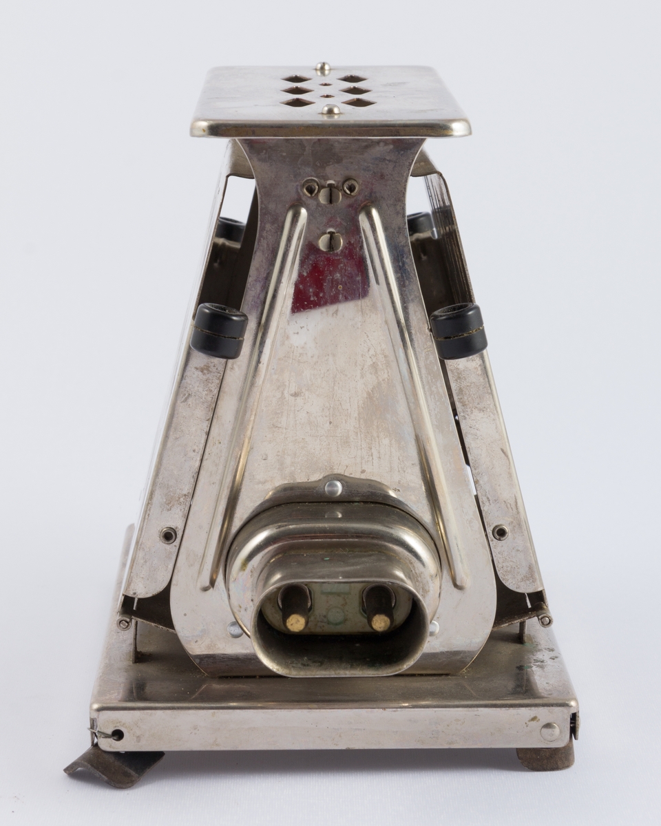 Brødrister framstilt i forkrommet metall. Sideinnlegg. Ledning med støpsel mangler.