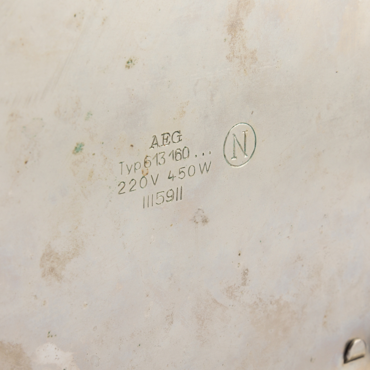 Brødrister framstilt i forkrommet metall. Sideinnlegg. Ledning med støpsel mangler.