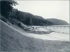 Vik av Vänern. Sandvallen vid Gaddetorp på nordöstra sidan av Halleberg. Del av vallen mot väster