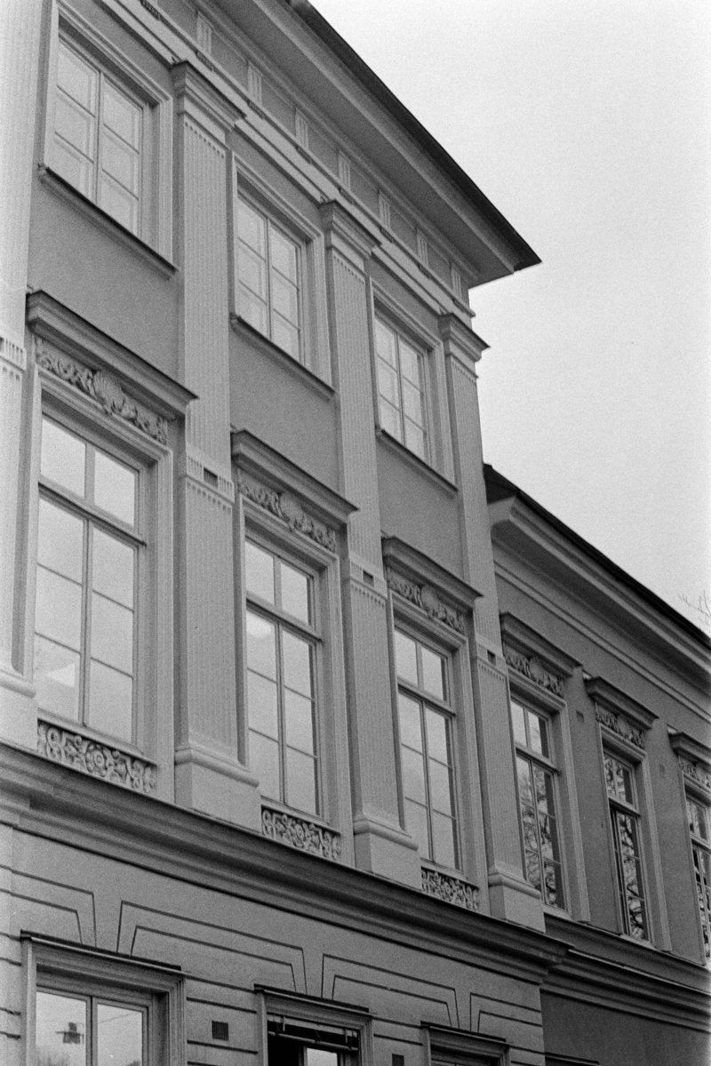 Exteriöra och interiöra bilder av Sundinska huset på Stora Gatan 42 i Västerås. Bilderna är tagna i samband med stadsbyggnadskontorets byggnadsminnesinventering under 1970-talets första hälft.