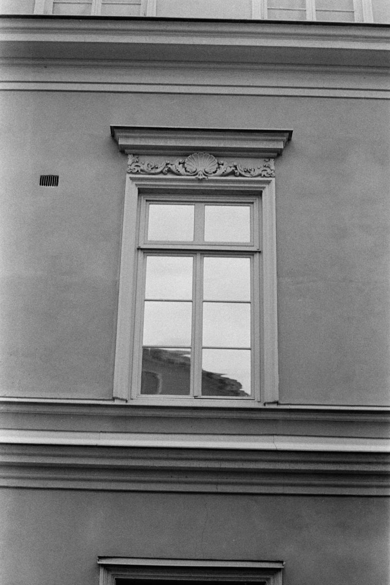 Exteriöra och interiöra bilder av Sundinska huset på Stora Gatan 42 i Västerås. Bilderna är tagna i samband med stadsbyggnadskontorets byggnadsminnesinventering under 1970-talets första hälft.