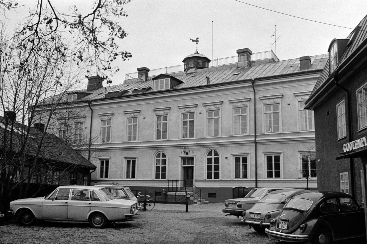 Exteriöra och interiöra bilder av Sundinska huset på Stora Gatan 42 i Västerås. Bilderna är tagna i samband med stadsbyggnadskontorets byggnadsminnesinventering under 1970-talets första hälft.