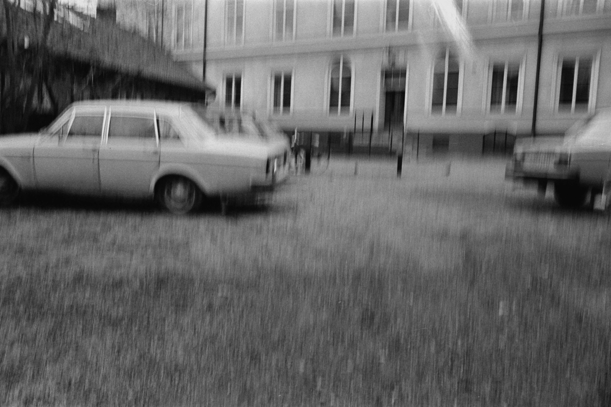 Exteriöra och interiöra bilder av Sundinska huset på Stora Gatan 42 i Västerås. Bilderna är tagna i samband med stadsbyggnadskontorets byggnadsminnesinventering under 1970-talets första hälft.