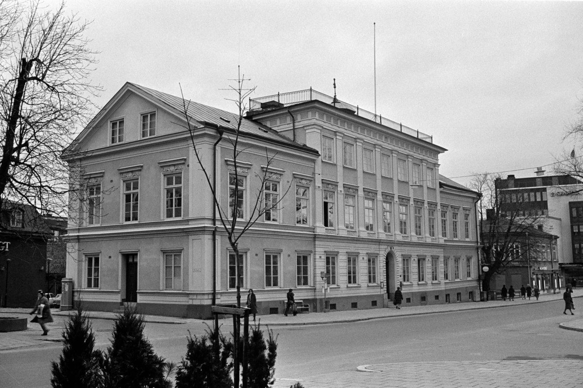 Exteriöra och interiöra bilder av Sundinska huset på Stora Gatan 42 i Västerås. Bilderna är tagna i samband med stadsbyggnadskontorets byggnadsminnesinventering under 1970-talets första hälft.