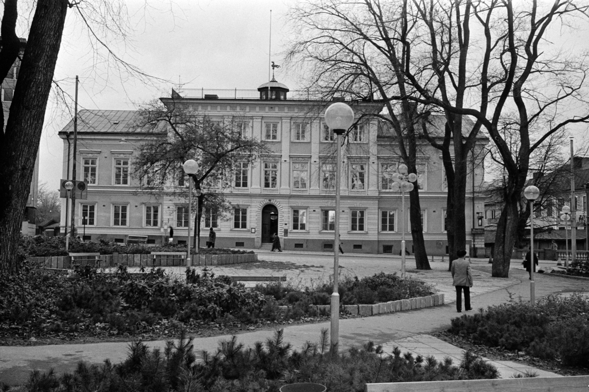 Exteriöra och interiöra bilder av Sundinska huset på Stora Gatan 42 i Västerås. Bilderna är tagna i samband med stadsbyggnadskontorets byggnadsminnesinventering under 1970-talets första hälft.