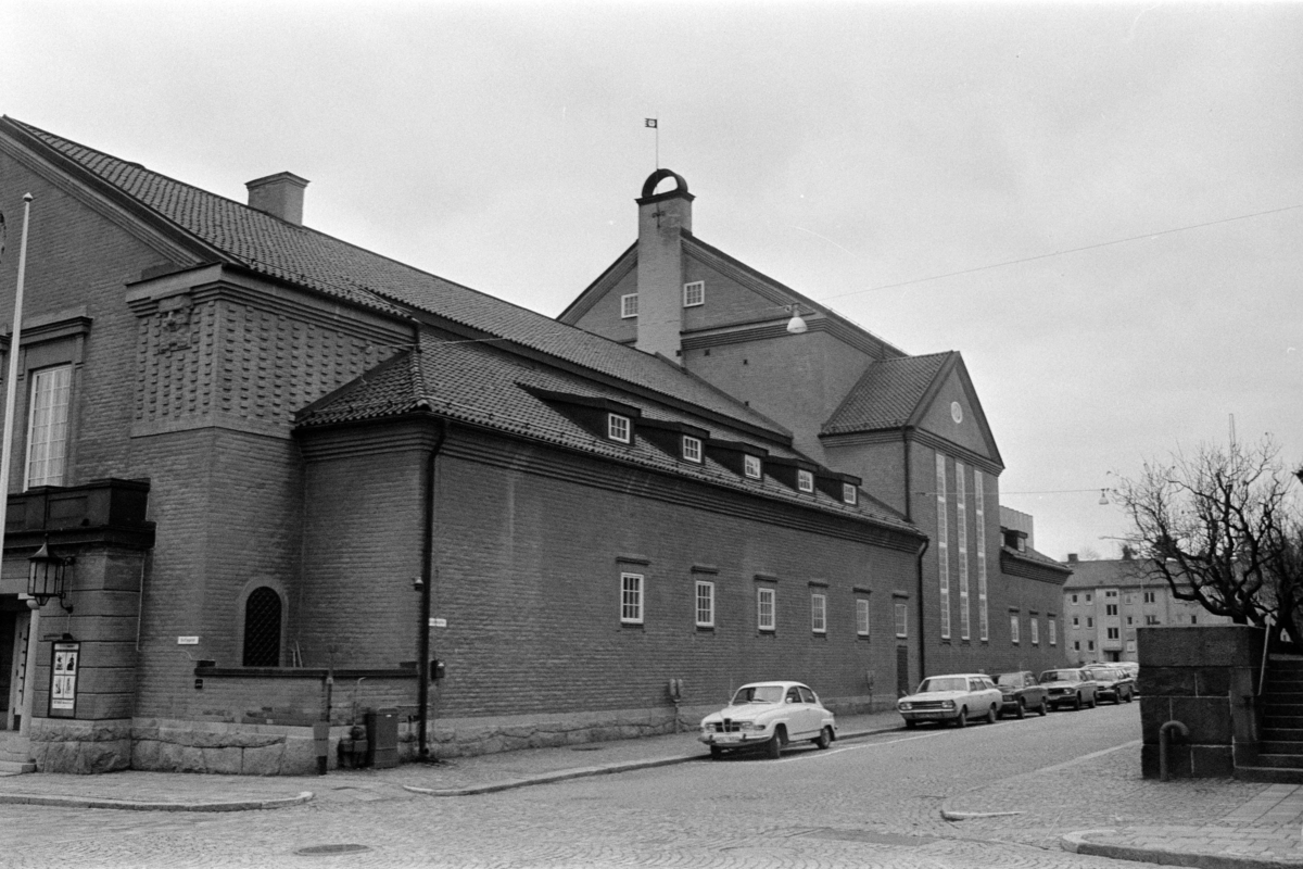 Exteriöra och interiöra bilder av Västerås teater på Slottsgatan 11 i Västerås. Bilderna är tagna i samband med stadsbyggnadskontorets byggnadsminnesinventering under 1970-talets första hälft.