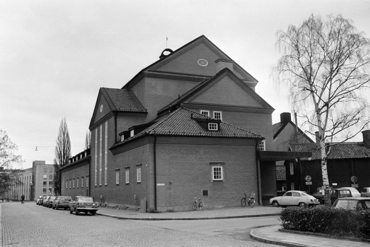 Exteriöra och interiöra bilder av Västerås teater på Slottsgatan 11 i Västerås. Bilderna är tagna i samband med stadsbyggnadskontorets byggnadsminnesinventering under 1970-talets första hälft.