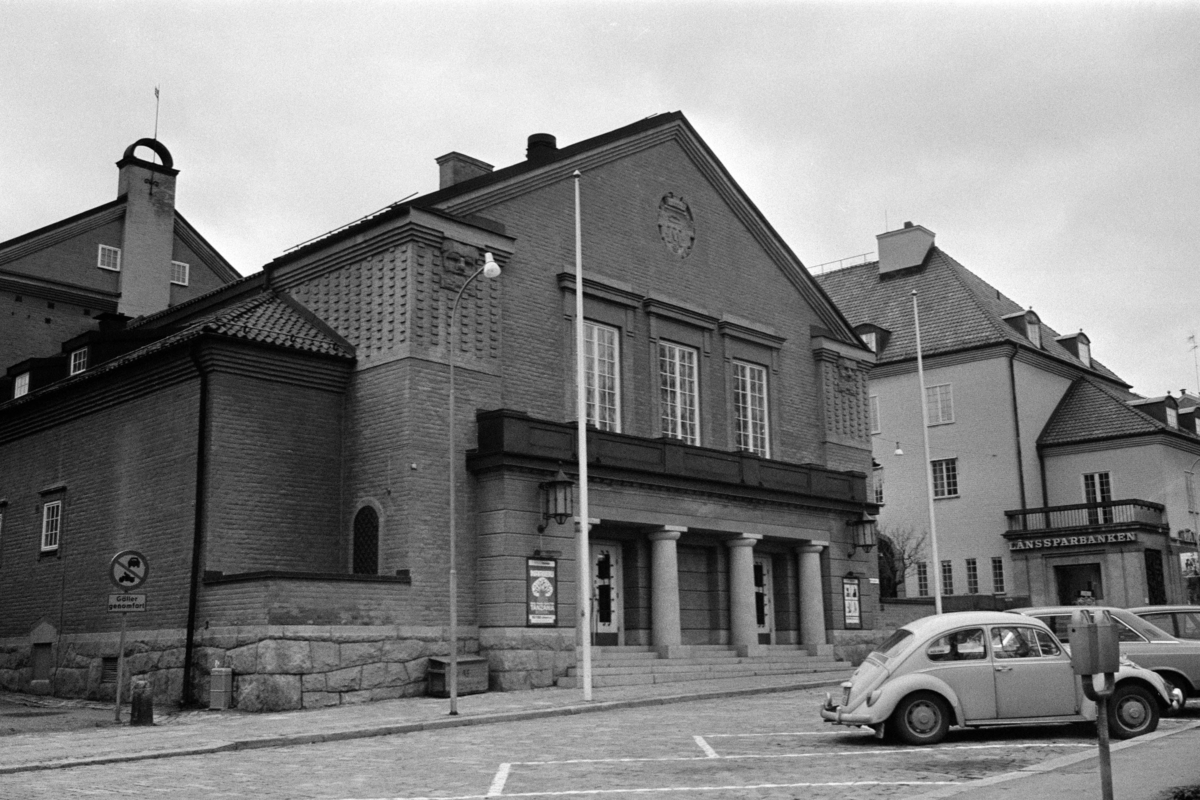 Exteriöra och interiöra bilder av Västerås teater på Slottsgatan 11 i Västerås. Bilderna är tagna i samband med stadsbyggnadskontorets byggnadsminnesinventering under 1970-talets första hälft.