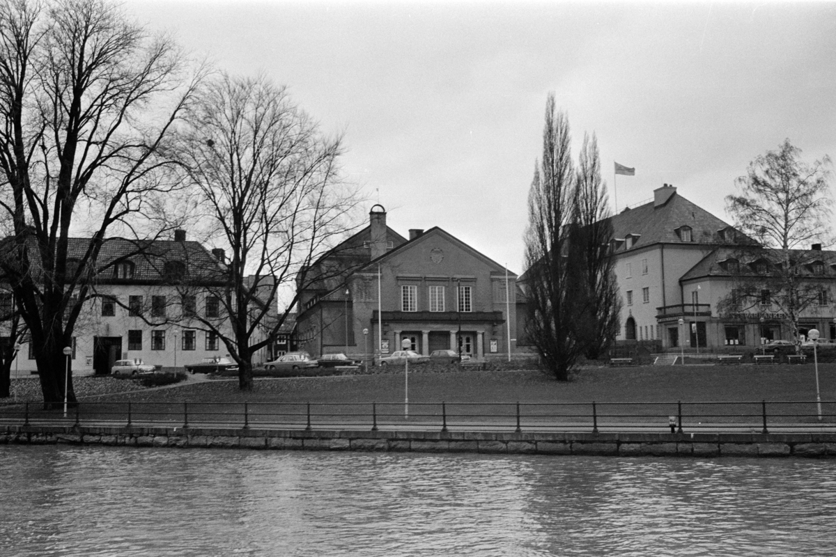 Exteriöra och interiöra bilder av Västerås teater på Slottsgatan 11 i Västerås. Bilderna är tagna i samband med stadsbyggnadskontorets byggnadsminnesinventering under 1970-talets första hälft.