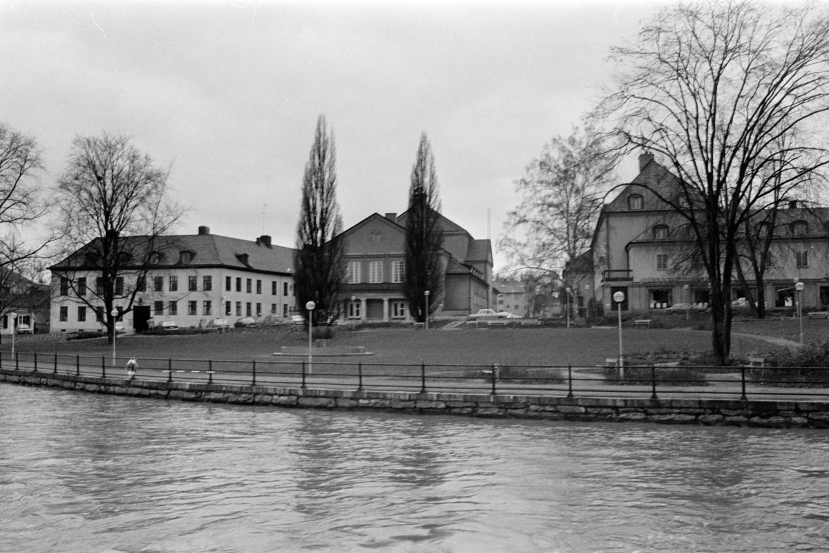 Exteriöra och interiöra bilder av Västerås teater på Slottsgatan 11 i Västerås. Bilderna är tagna i samband med stadsbyggnadskontorets byggnadsminnesinventering under 1970-talets första hälft.