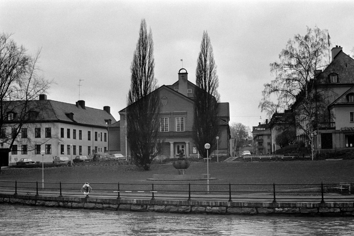 Exteriöra och interiöra bilder av Västerås teater på Slottsgatan 11 i Västerås. Bilderna är tagna i samband med stadsbyggnadskontorets byggnadsminnesinventering under 1970-talets första hälft.