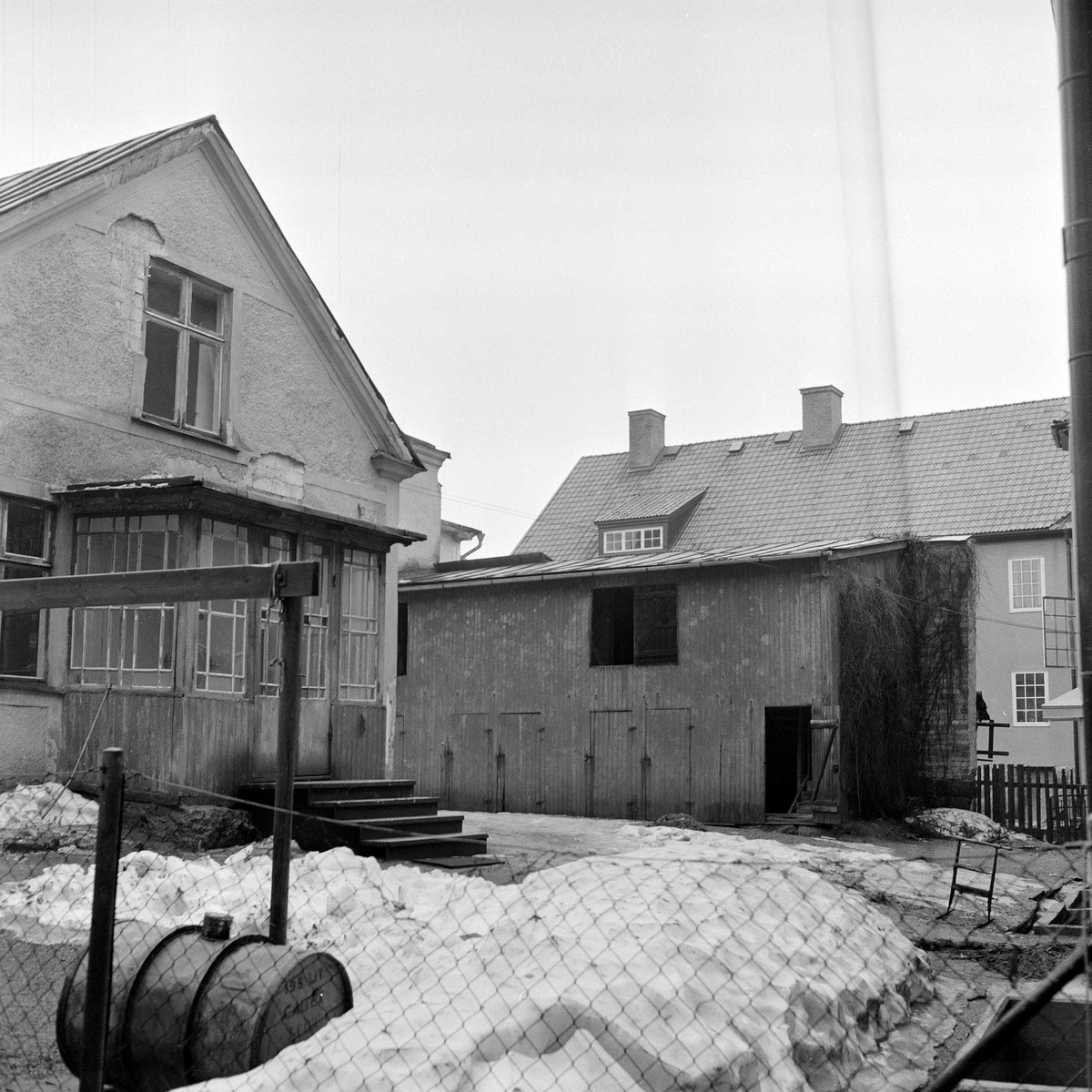 Bostadshus och uthusbyggnad på gården vid Gåsmyregatan 4. I bakgrunden Rudbecksgatan 15