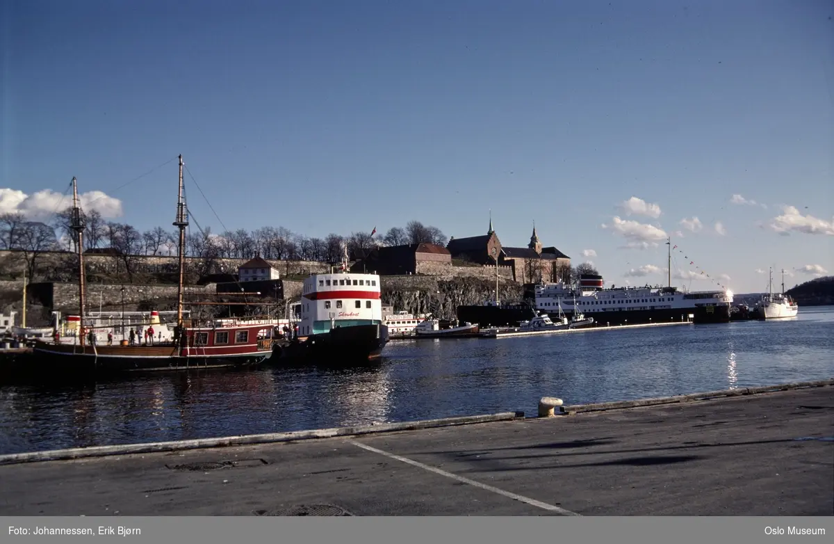 brygge, seilfartøy, mennesker, ferge Showboat, hurtigruteskip MS Håkon Jarl, Akershus festning