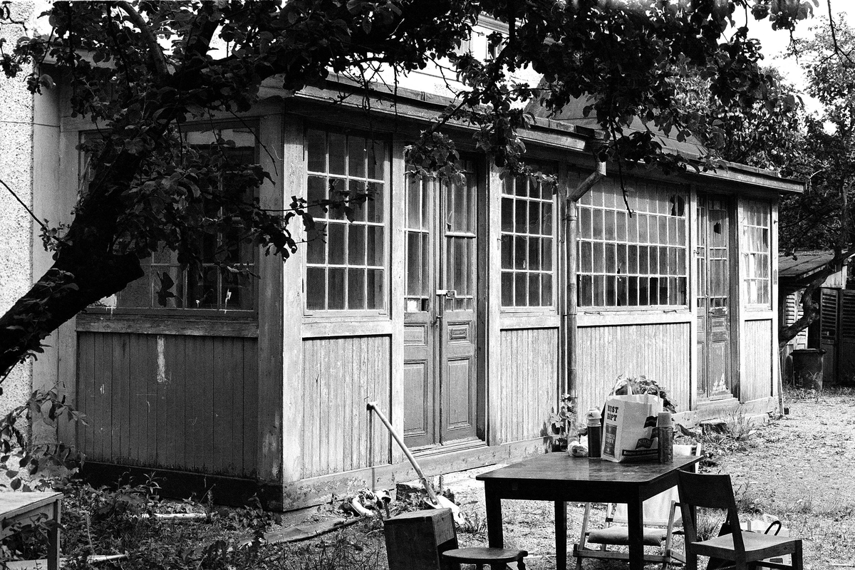 Gårdshusets inglasade farstukvist från väster